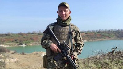 Жителька Миколаєва 28 вересня 2023 року отримала сповіщення, що її мобілізований чоловік Арсен Кирилюк зник безвісти. Побратими розповіли жінці, що він загинув. Проте інформації про повернення тіла станом на третє жовтня немає.