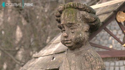 Після трагедії в Запоріжжі у Рівному перевірять стійкість дерев'яних скульптур у парках