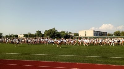 На морському узбережжі Херсонщини учасники Олімпіади-2020 провели руханку для дітей На морському узбережжі Херсонщини учасники Олімпіади-2020 провели руханку для дітей
