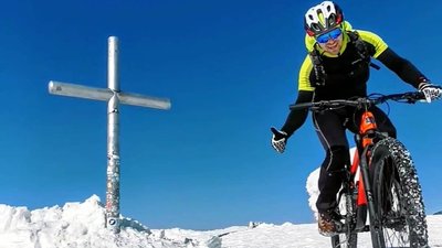 Взимку підкорив Говерлу на велосипеді. Франківець Роман Шутка Взимку підкорив Говерлу на велосипеді. Франківець Роман Шутка