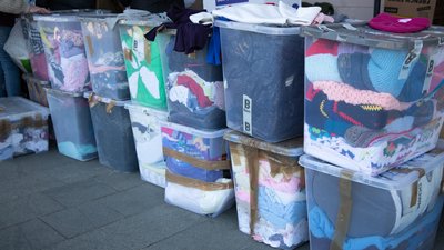 В Ужгороді біля облмуздрамтеатру вимушені переселенці можуть отримати одяг та іграшки