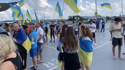 З прапорами та м'ячами: як у "Борисполі" зустрічають збірну України з футболу