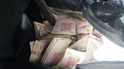 У Харкові підірвали банкомат: підозрюваних затримали з грошима У Харкові підірвали банкомат: підозрюваних затримали з грошима