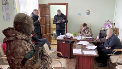 На Харківщині суд взяв під варту голову сільради, яка передавала РФ інформацію про українських військових — СБУ На Харківщині суд взяв під варту голову сільради, яка передавала РФ інформацію про українських військових — СБУ