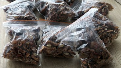Готують енергетичні батончики для ЗСУ. Мешканці села на півночі Сумщини організували волонтерський центр Готують енергетичні батончики для ЗСУ. Мешканці села на півночі Сумщини організували волонтерський центр