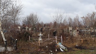 Одягають на ноги пакети. Кропивничани не можуть пройти до могил рідних на Далекосхідному кладовищі Одягають на ноги пакети. Кропивничани не можуть пройти до могил рідних на Далекосхідному кладовищі