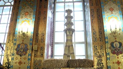 У Житомирі встановили триметрового дідуха – його протягом двох тижнів в'язали п'ятеро людей У Житомирі встановили триметрового дідуха – його протягом двох тижнів в'язали п'ятеро людей