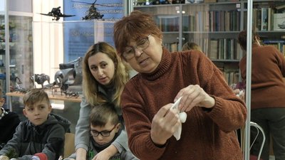 У Вінниці провели майстер-клас із виготовлення ляльки-мотанки для дітей-сиріт У Вінниці провели майстер-клас із виготовлення ляльки-мотанки для дітей-сиріт