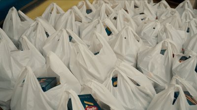 1000 продуктових наборів за тиждень: попри небезпеку волонтери не припиняють допомагати жителям Херсона та області
