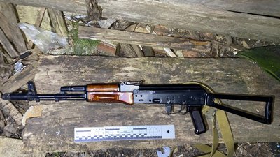 Предмет, схожий на автомат, знайдений у підозрюваного, Харківська область. Предмет, схожий на автомат, знайдений у підозрюваного, Харківська область.