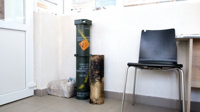 Гільза від снарядів і контейнер від джавеліна Гільза від снарядів і контейнер від джавеліна