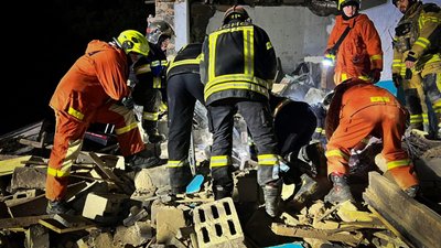 Рятувальники розбирають завали будинку, зруйнованого внаслідок атаки РФ на Київщину