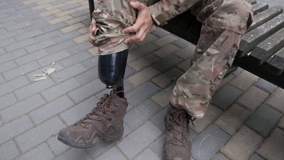 Пішов на фронт без кінцівки: вінничанин Роман Кашпур на протезі боронить Україну Пішов на фронт без кінцівки: вінничанин Роман Кашпур на протезі боронить Україну