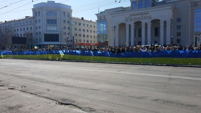 Перший мітинг проти окупації РФ у Херсоні: як це було Перший мітинг проти окупації РФ у Херсоні: як це було