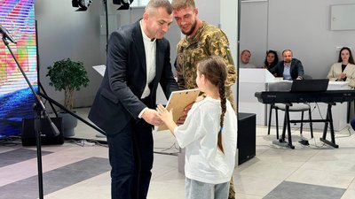 Олександр Симчишин вручив сертифікат на покупку житла родині військовослужбовця