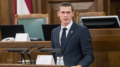 Латвійський депутат склав повноваження та поїхав добровольцем в Україну