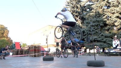 У Рівному велосипедисти влаштували екстрим-день, щоб зібрати гроші на дрон