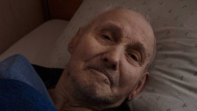 Дідусь у палаті лікарні Дідусь у палаті лікарні