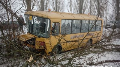 На Полтавщині шкільний автобус з 15 дітьми з’їхав у кювет: троє постраждалих