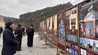 Вулична виставку "Церковний рашизм" у Кременці