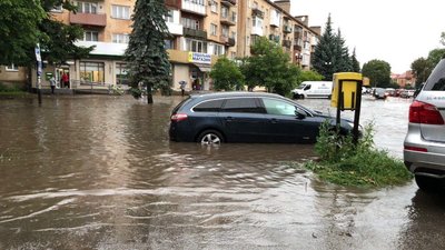 В Івано-Франківську затопило вулиці, будинки В Івано-Франківську затопило вулиці, будинки