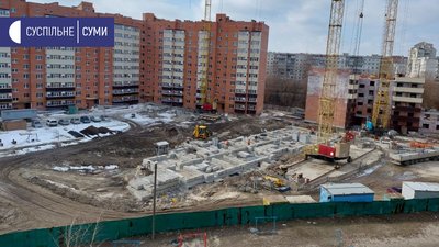 На місці дитячого майданчика у Сумах хочуть збудувати автостоянку На місці дитячого майданчика у Сумах хочуть збудувати автостоянку