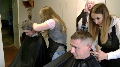 У Луцьку волонтерки-перукарки безплатно робили стрижки пораненим захисникам У Луцьку волонтерки-перукарки безплатно робили стрижки пораненим захисникам
