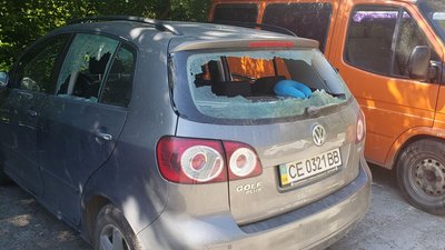 У Чернівцях директор парку заявив у поліцію через розтрощену машину. Він вважає, що його залякують