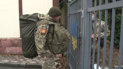 У Тернополі в центрі комплектування та соцпідтримки – черга чоловіків У Тернополі в центрі комплектування та соцпідтримки – черга чоловіків