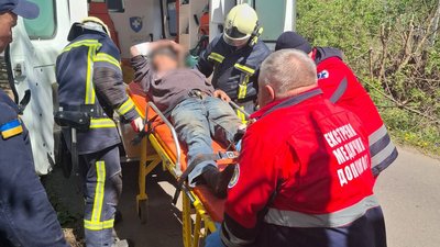 Чоловіка, у якого застрягла нога, госптіалізували медики