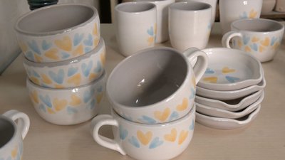 Керамістка з Волині продає свої вироби, а кошти передає на потреби військових