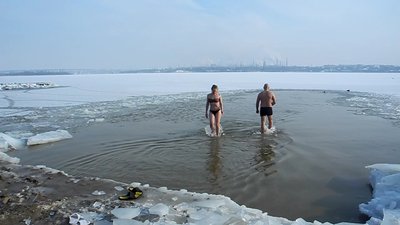 Близько двох тисяч запоріжці занурилися у воду на Водохреща Близько двох тисяч запоріжці занурилися у воду на Водохреща
