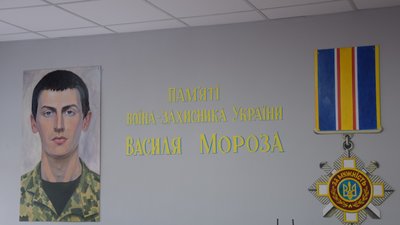 Тато загиблого на війні буковинця облаштував комп'ютерний клас у школі в пам‘ять про сина Тато загиблого на війні буковинця облаштував комп'ютерний клас у школі в пам‘ять про сина