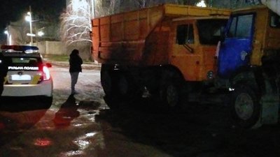 У Херсоні патрульні затримали трьох чоловіків, які вирішили покататися на чужій вантажівці У Херсоні патрульні затримали трьох чоловіків, які вирішили покататися на чужій вантажівці