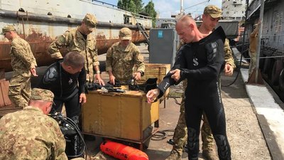 Сі-Бриз 2021: в Одесі військові врятували затонулий катер та розмінували об'єкти під водою Сі-Бриз 2021: в Одесі військові врятували затонулий катер та розмінували об'єкти під водою