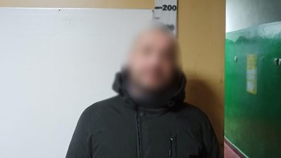 У Києві затримали чоловіка, який хотів підірвати гранату під дверима сусіда У Києві затримали чоловіка, який хотів підірвати гранату під дверима сусіда
