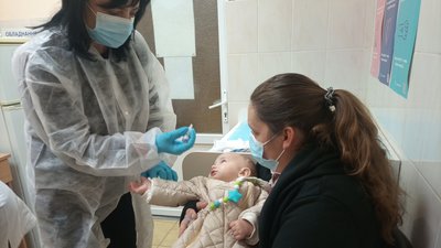 Від поліомієліту в Ужгороді щодня вакцинують 60 дітей Від поліомієліту в Ужгороді щодня вакцинують 60 дітей