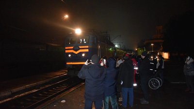 Евакуація із прифронтових районів: на Житомирщину прибув черговий потяг із переселенцями Евакуація із прифронтових районів: на Житомирщину прибув черговий потяг із переселенцями