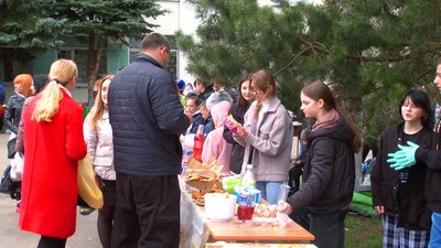 Збирали на дрон для захисників: у вінницькому ліцеї провели благодійний ярмарок Збирали на дрон для захисників: у вінницькому ліцеї провели благодійний ярмарок