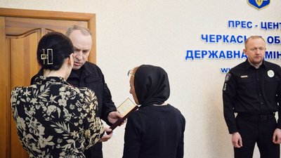 Родинам загиблих правоохоронців вручили їхні посмертні нагороди Родинам загиблих правоохоронців вручили їхні посмертні нагороди