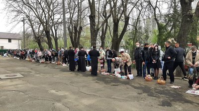 У масках, але не дотримуючись дистанції. Як миколаївці відзначали Великдень