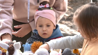 Переселенка в черкаському парку в’яже іграшки просто неба Переселенка в черкаському парку в’яже іграшки просто неба
