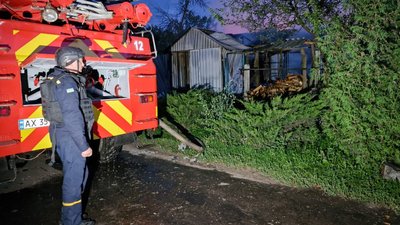рятувальник гасить пожежу