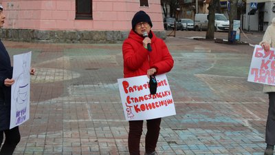 "Квіти клумбам, а права жінкам". У Вінниці відбулась мирна акція "Кожна за себе! Кожна – за всіх!" "Квіти клумбам, а права жінкам". У Вінниці відбулась мирна акція "Кожна за себе! Кожна – за всіх!"