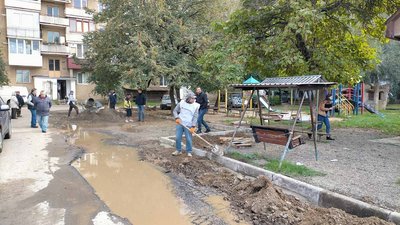 Незаконна агітація в Ужгороді: ремонт подвір’я, пряники та лавиці із символікою партії