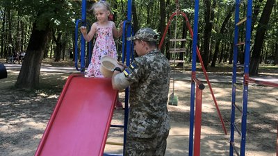 "Приїдемо до тебе через усю країну", — прикордонник з Луганщини зустрівся з сім’єю в Ужгороді