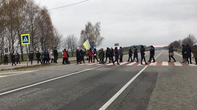 На Львівщині медики перекривають дорогу На Львівщині медики перекривають дорогу