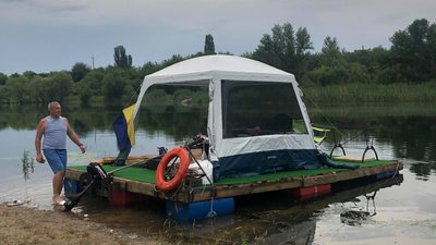 Троє миколаївців розпочали мандрівку на саморобному плоту