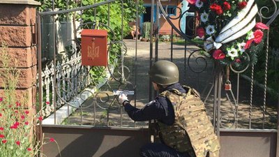 Рівненщина: на ворота голови ОТГ вчепили муляж гранати і похоронний вінок Рівненщина: на ворота голови ОТГ вчепили муляж гранати і похоронний вінок