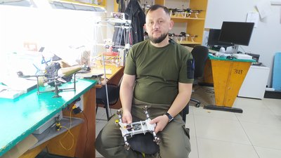 "Крилата" зброя. На Миколаївщині виготовляють дрони для ЗСУ "Крилата" зброя. На Миколаївщині виготовляють дрони для ЗСУ